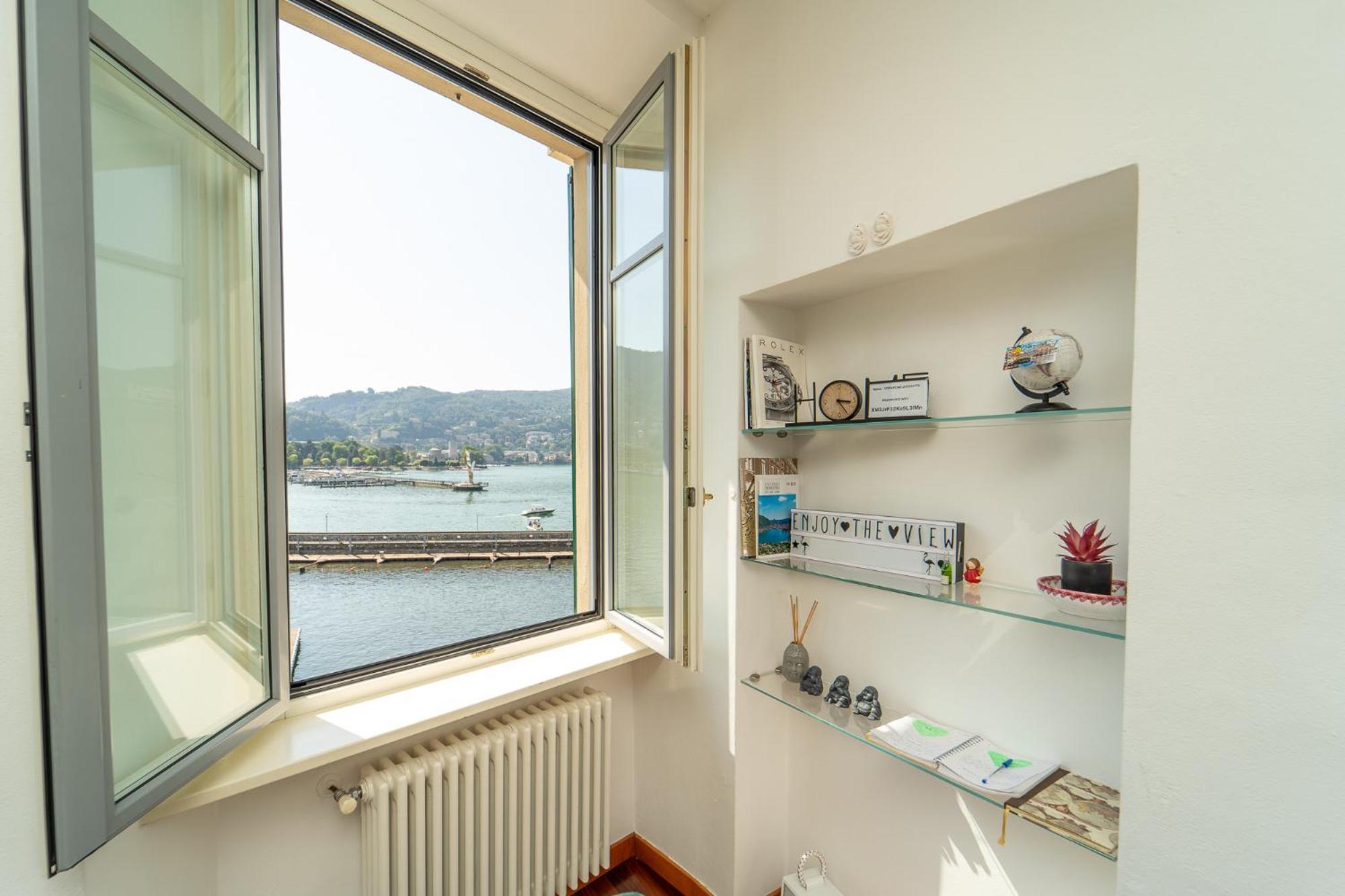 Appartamento Esclusivo Fronte Lago, In Centro A Como Con Garage Екстериор снимка