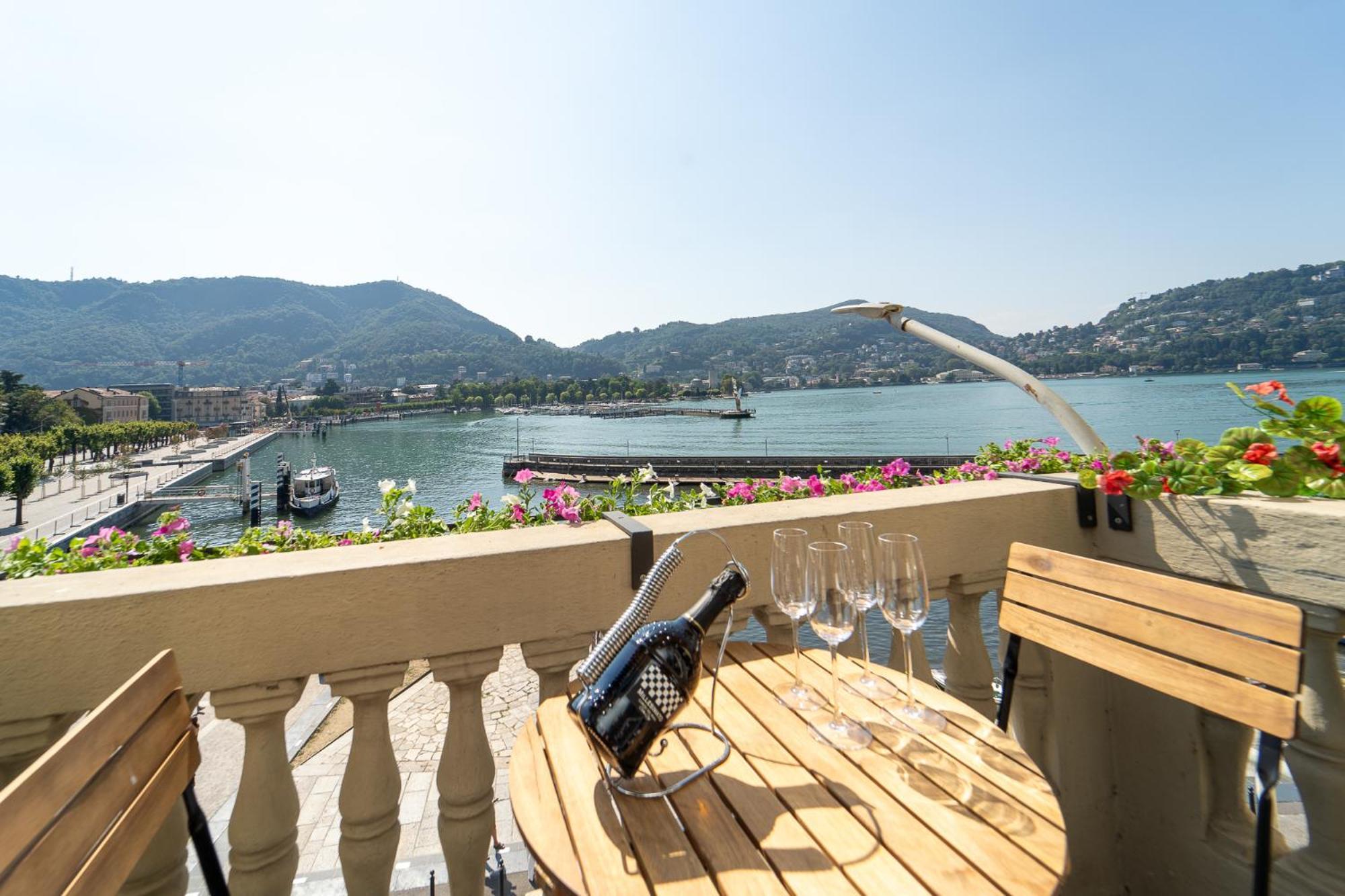 Appartamento Esclusivo Fronte Lago, In Centro A Como Con Garage Екстериор снимка