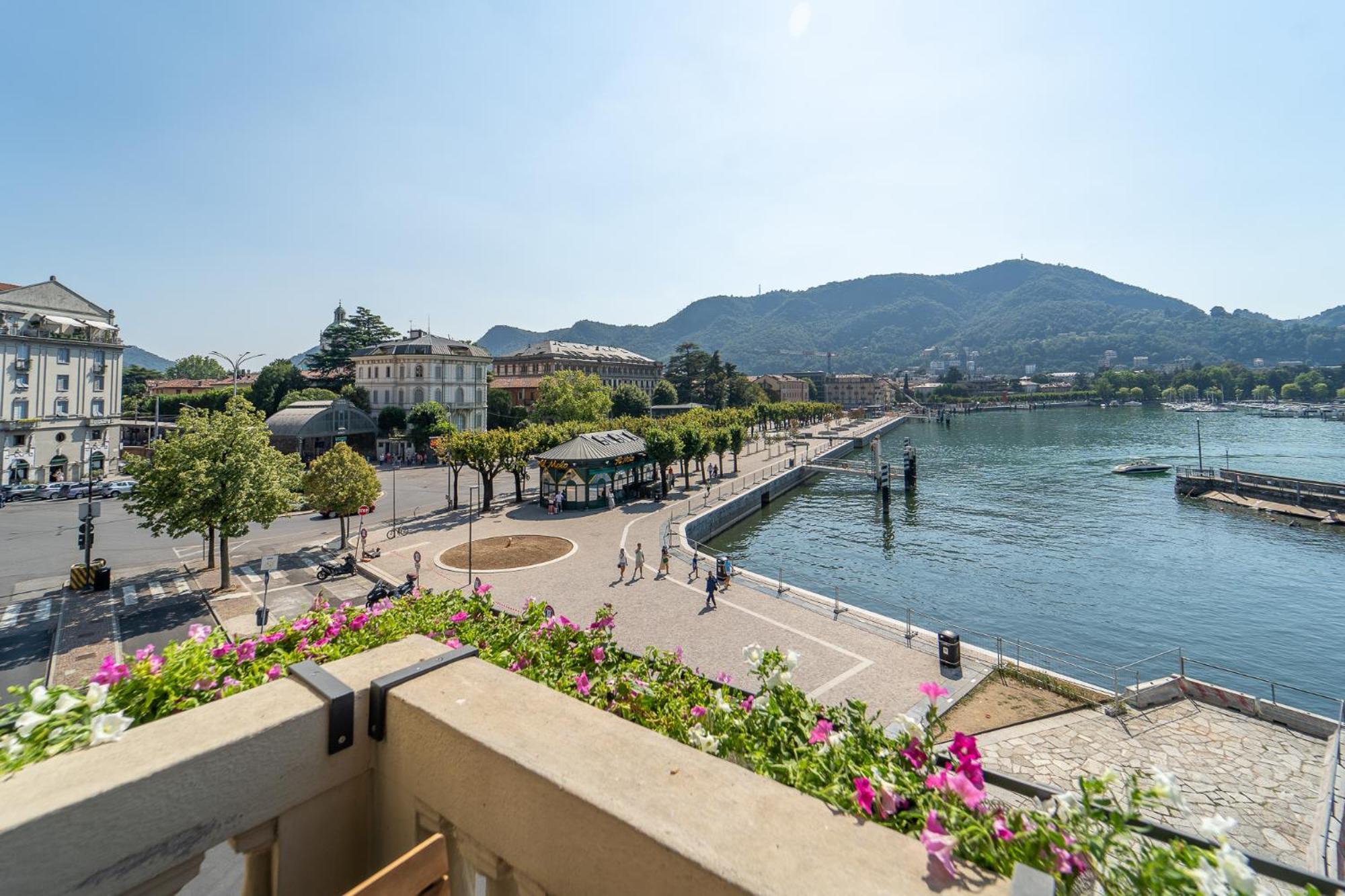 Appartamento Esclusivo Fronte Lago, In Centro A Como Con Garage Екстериор снимка