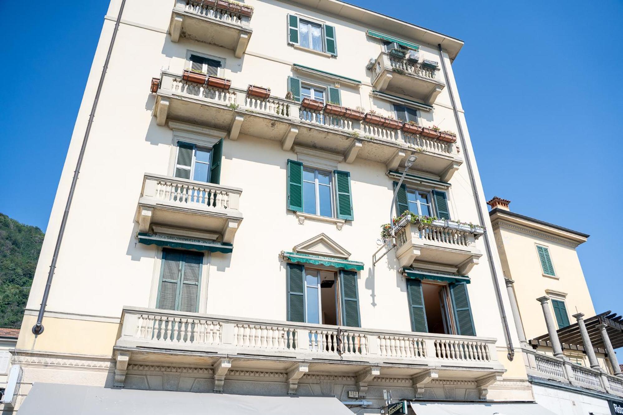 Appartamento Esclusivo Fronte Lago, In Centro A Como Con Garage Екстериор снимка