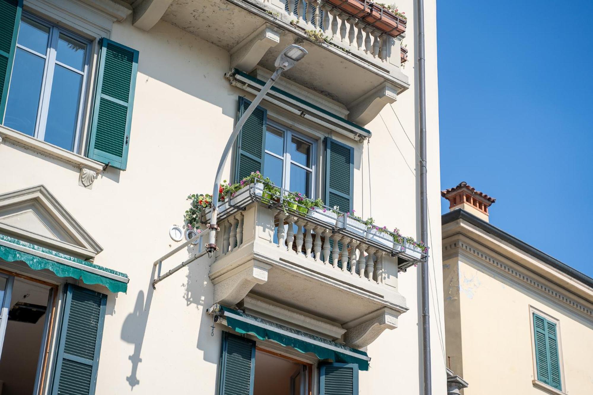 Appartamento Esclusivo Fronte Lago, In Centro A Como Con Garage Екстериор снимка