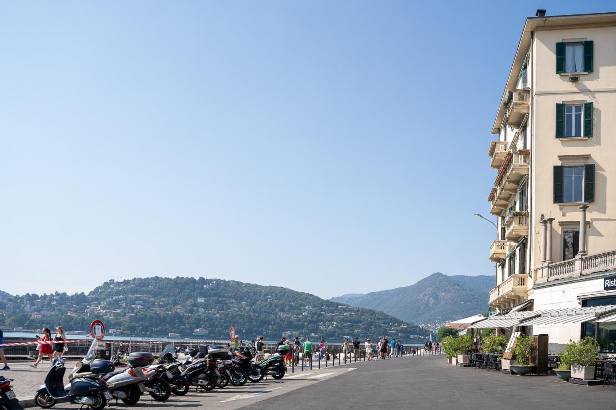 Appartamento Esclusivo Fronte Lago, In Centro A Como Con Garage Екстериор снимка
