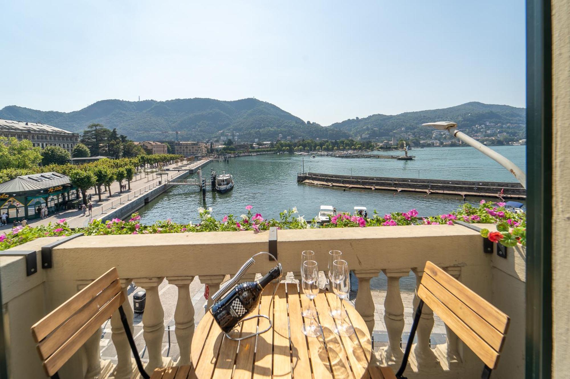 Appartamento Esclusivo Fronte Lago, In Centro A Como Con Garage Екстериор снимка