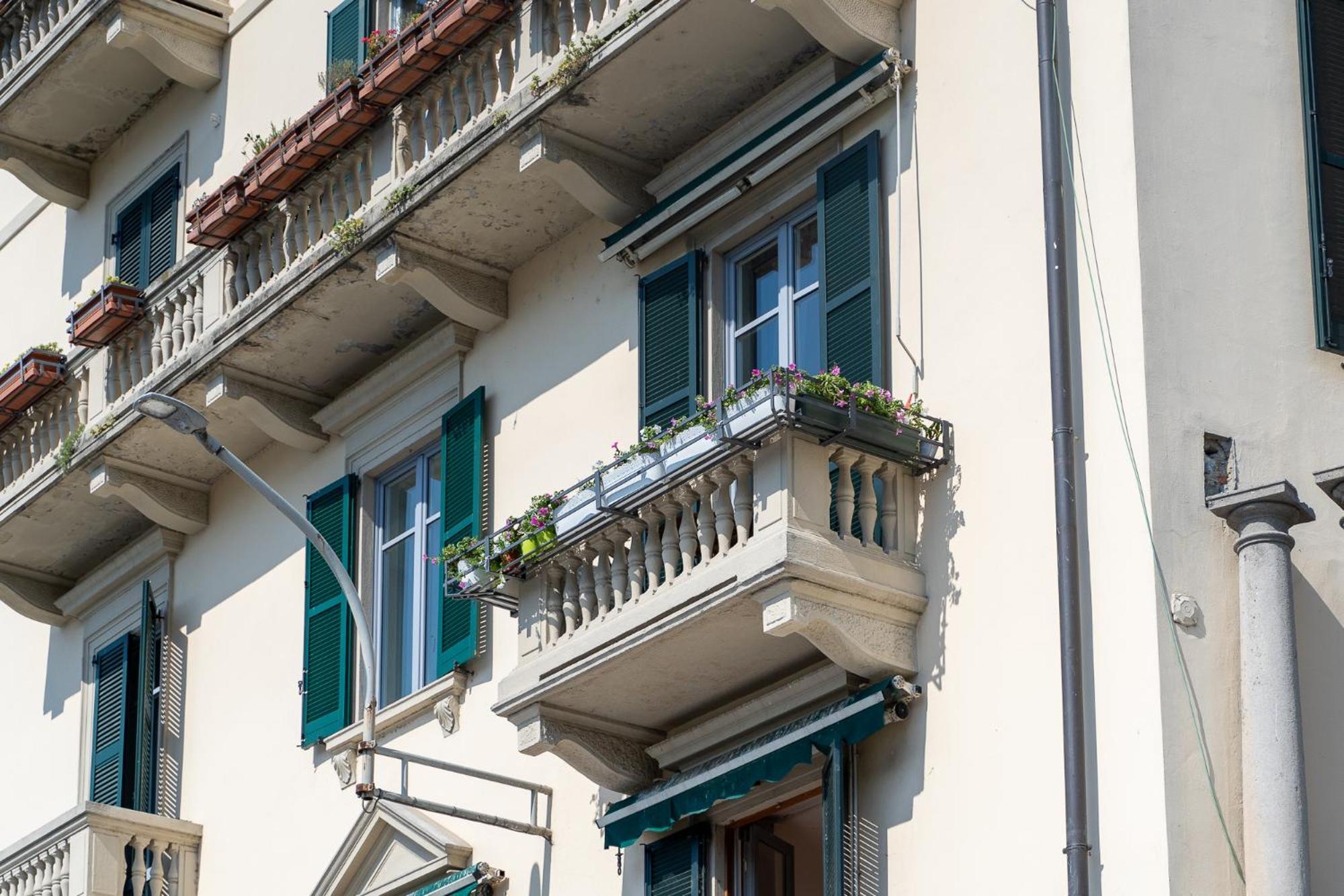 Appartamento Esclusivo Fronte Lago, In Centro A Como Con Garage Екстериор снимка