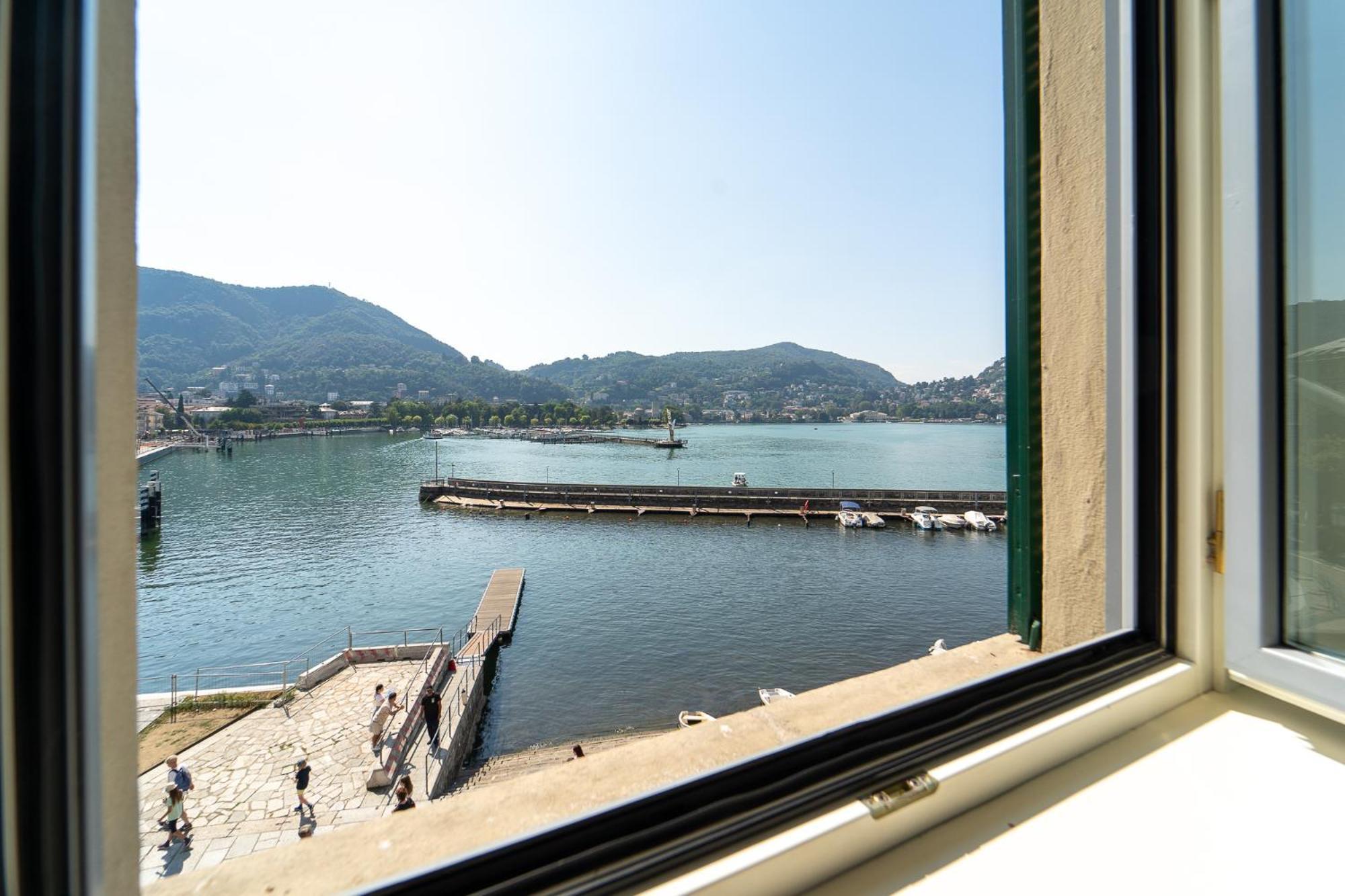 Appartamento Esclusivo Fronte Lago, In Centro A Como Con Garage Екстериор снимка