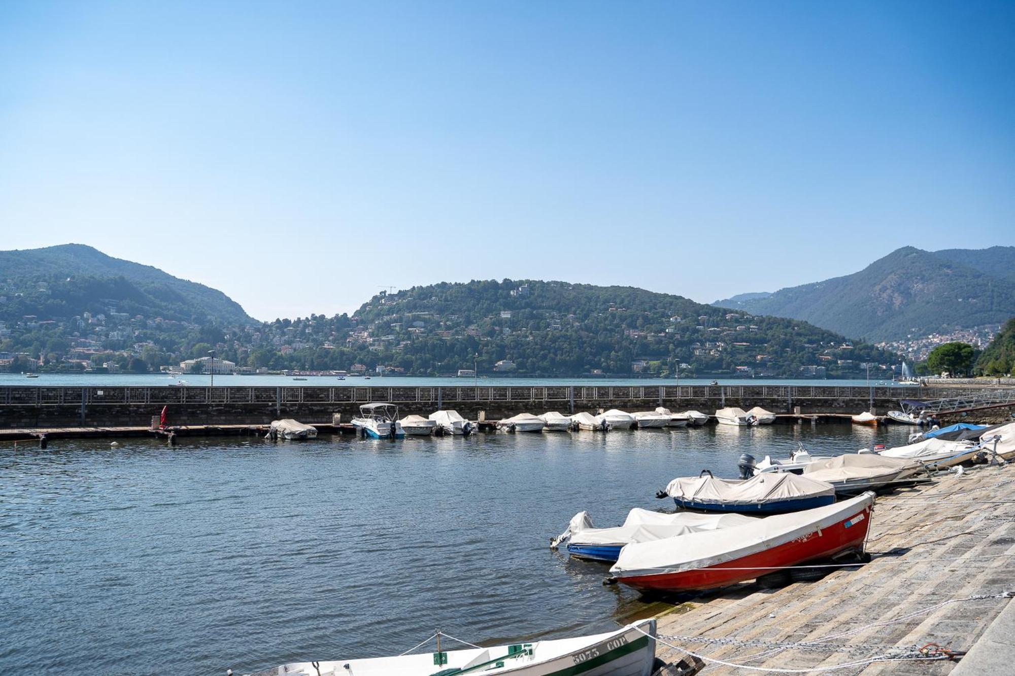 Appartamento Esclusivo Fronte Lago, In Centro A Como Con Garage Екстериор снимка