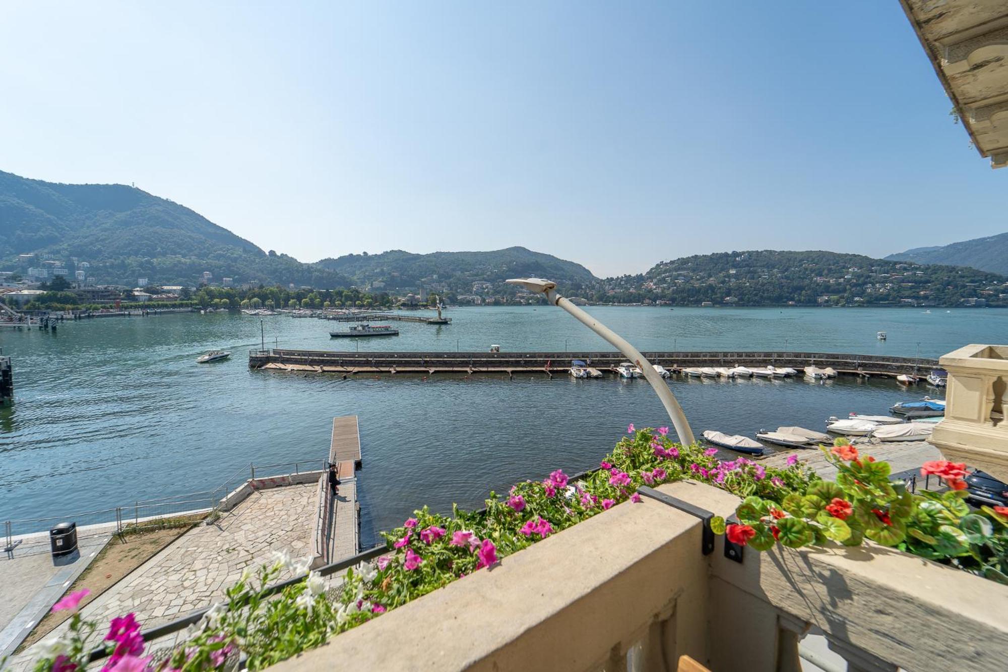 Appartamento Esclusivo Fronte Lago, In Centro A Como Con Garage Екстериор снимка