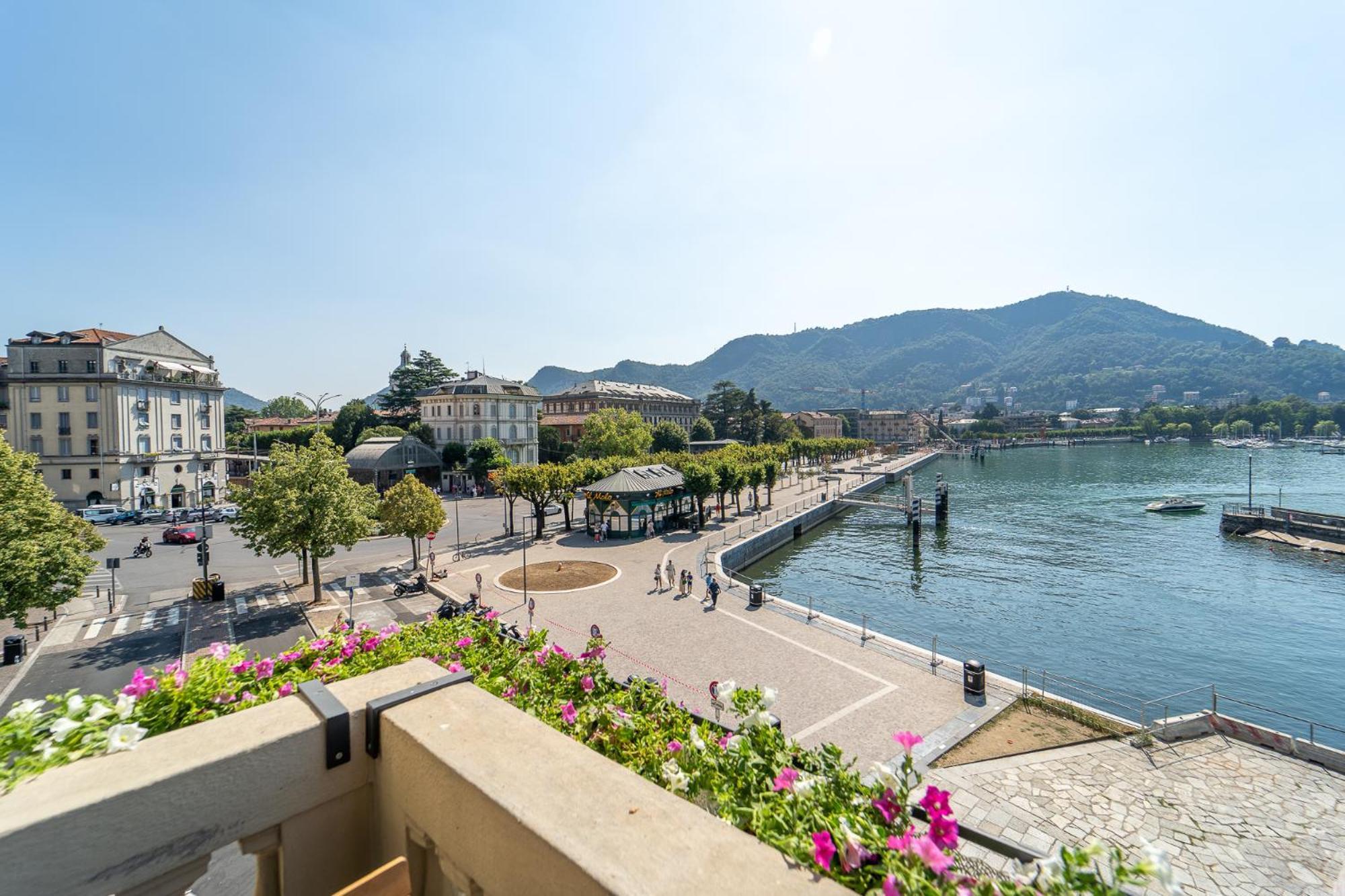 Appartamento Esclusivo Fronte Lago, In Centro A Como Con Garage Екстериор снимка