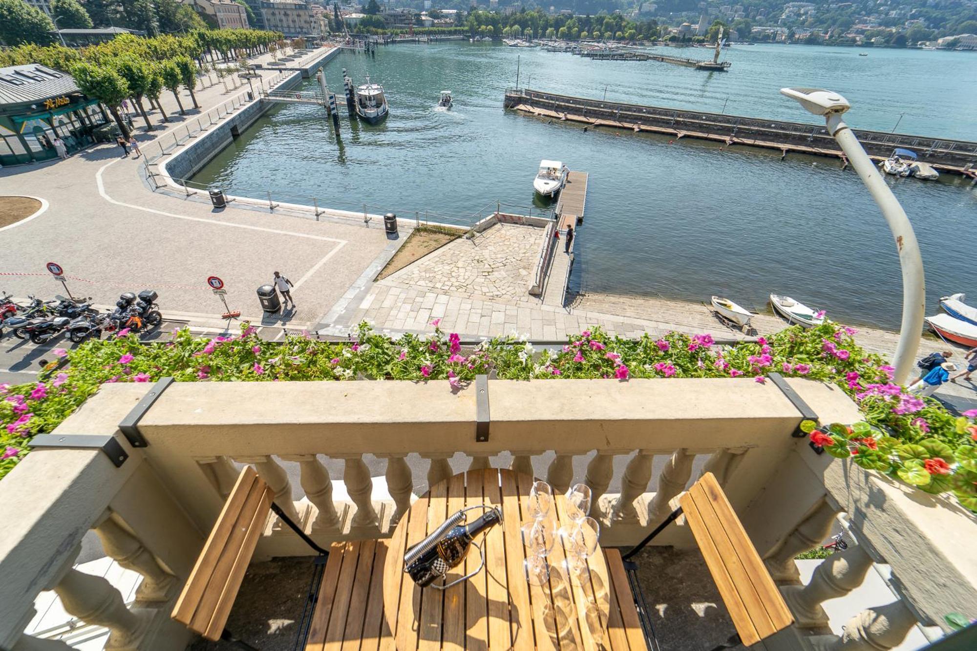 Appartamento Esclusivo Fronte Lago, In Centro A Como Con Garage Екстериор снимка